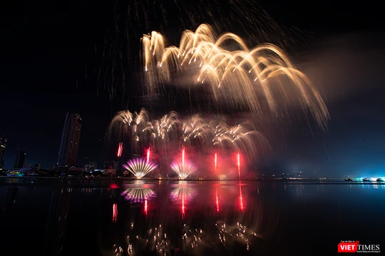 Màn pháo hoa mãn nhãn của đội Phần Lan trong đêm khai mạc DIFF 2025.