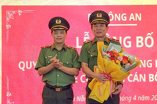 Thiếu tướng Trần Hồng Đức, Thứ trưởng Bộ Công an tặng hoa cho Thiếu tướng Vũ Xuân Viên, Giám đốc Công an TP Đà Nẵng tại buổi công bố quyết định nghỉ hưu.