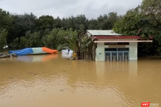 Sáng 17/11, xã Thượng Đức, cùng nhiều xã trên địa bàn TP Đà Nẵng tiếp tục căng mình ứng phó lũ do nước sông Vu Gia lên nhanh bất ngờ.