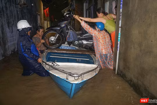 Người dân Đà Nẵng trắng đêm sơ tán vì bão số 1