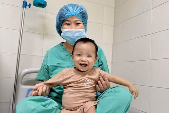 Bé V.Q.H. (15 tháng tuổi) mạnh khoẻ sau ca ghép gan.