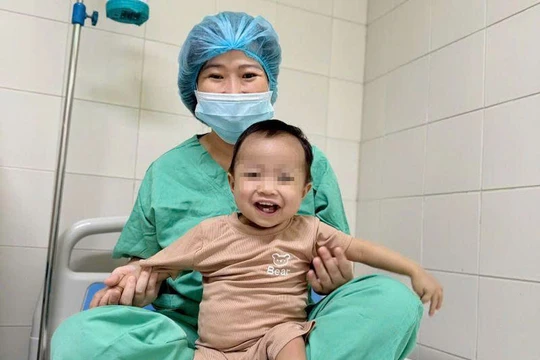 Bé V.Q.H. (15 tháng tuổi) mạnh khoẻ sau ca ghép gan.