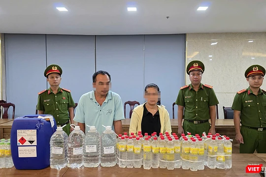 Vợ chồng Thanh - Hậu cũng tang vật tại cơ quan công an.