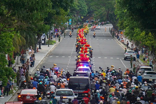 Hàng nghìn người dân Đà Nẵng nối đuôi cung rước xá lợi Đức Phật từ Ấn Độ.