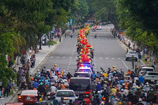 Hàng nghìn người dân Đà Nẵng nối đuôi cung rước xá lợi Đức Phật từ Ấn Độ.