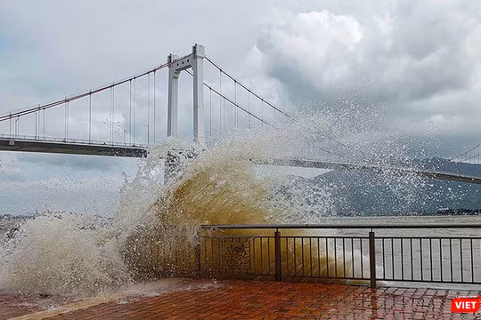 Sóng biển dâng, đánh mạnh vào vỉa hè đường Như Nguyệt tại khu vực của sông Hàn, thành phố Đà Nẵng