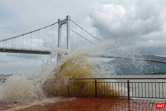 Sóng biển dâng, đánh mạnh vào vỉa hè đường Như Nguyệt tại khu vực của sông Hàn, thành phố Đà Nẵng