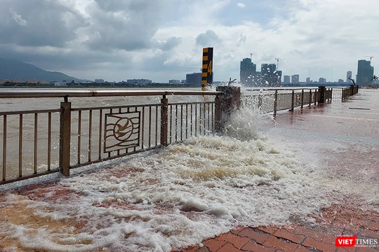 Nước sông Hàn cùng các đợt sóng tràn qua vỉa hè đường Như Nguyệt, thành phố Đà Nẵng.