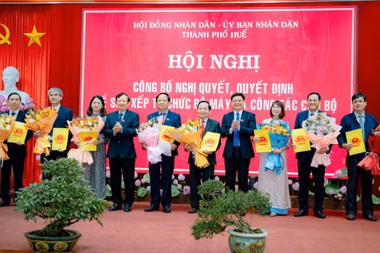 Các cá nhân được trao quyết định phân công công tác tại buổi lễ công bố.