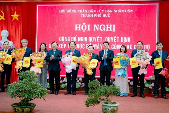 Các cá nhân được trao quyết định phân công công tác tại buổi lễ công bố.