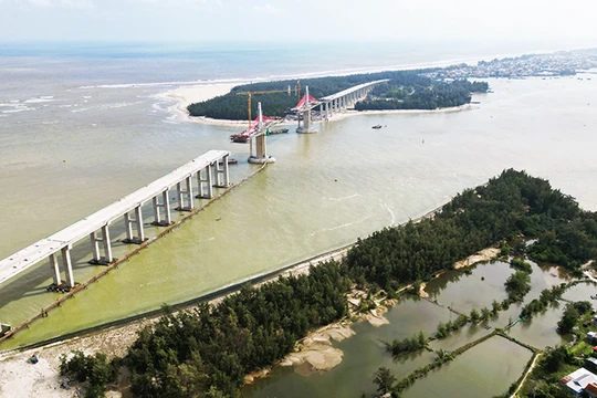 Công trình cầu vượt biển Thuận An, TP.Huế mở ra những triển vọng về sự phát triển kinh tế xã hội của nhiều địa phương ven biển TP Huế. Ảnh: V.V.T.