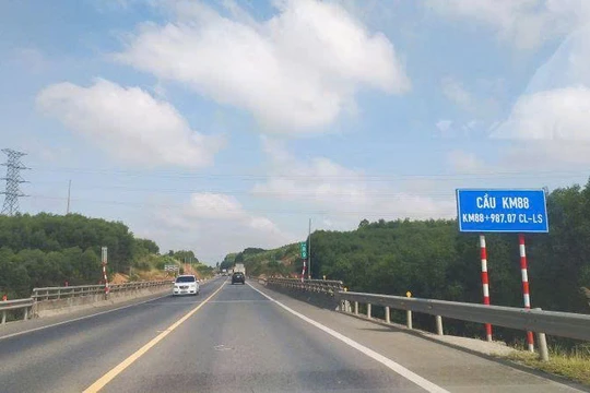 Dự án Mở rộng cao tốc đoạn La Sơn – Hòa Liên giữa Huế và Đà Nẵng có chiều dài 65km, quy mô 4 làn xe với tổng mức đầu tư khoảng 3.010 tỷ đồng sẽ hoàn thành trong năm 2025.