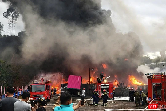 Lực lượng cảnh sát PCCC nỗ lực dập lửa.