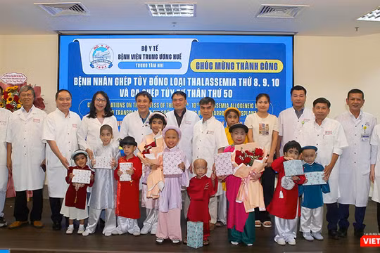 Lãnh đạo và nhân viên Bệnh viện Trung ương Huế chúc mừng ngày ra viện của các bệnh nhi vừa được ghép tủy thành công.