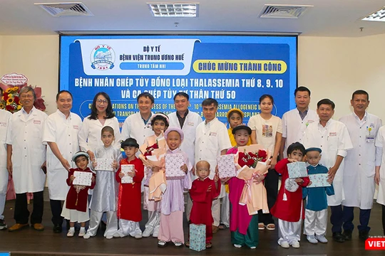 Lãnh đạo và nhân viên Bệnh viện Trung ương Huế chúc mừng ngày ra viện của các bệnh nhi vừa được ghép tủy thành công.