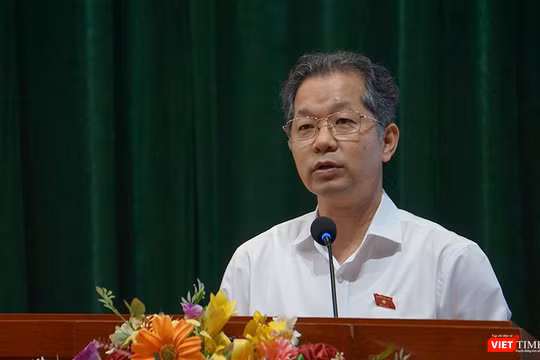 Ông Nguyễn Văn Quảng, Bí thư Thành ủy, Trưởng đoàn ĐBQH TP Đà Nẵng phát biểu tại buổi tiếp xúc cử tri các phường Thanh Khê, Hòa Khánh, Liên Chiểu diễn ra sáng 4/7.