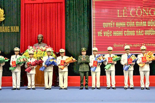 Thiếu tướng Nguyễn Hữu Hợp, Giám đốc Công an tỉnh Quảng Nam trao quyết định cho các cán bộ nghỉ hưu trước tuổi.