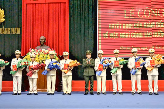 Thiếu tướng Nguyễn Hữu Hợp, Giám đốc Công an tỉnh Quảng Nam trao quyết định cho các cán bộ nghỉ hưu trước tuổi.