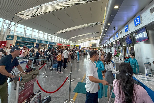 Người dân làm thủ tục tại sân bay Đà Nẵng. Ảnh minh hoạ.