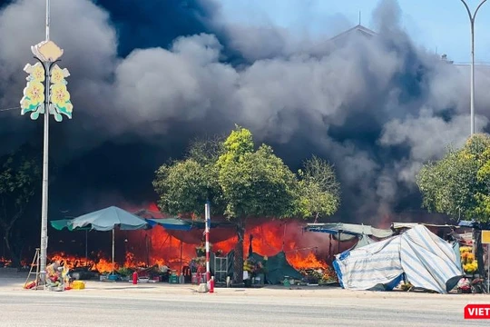 Hiện trường vụ cháy chợ An Lỗ (TP Huế) xảy ra chiều 18/4.