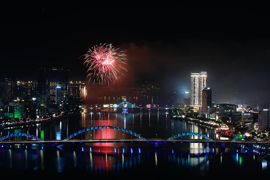 DIFF 2025 là kỳ lễ hội pháo hoa quốc tế dài nhất sau 13 lần tổ chức, có số lượng đội tham dự nhiều nhất là 10 đội đến từ 3 châu lục, sử sụng 65.000 quả pháo… đem lại doanh thu hơn 5.600 tỷ đồng.