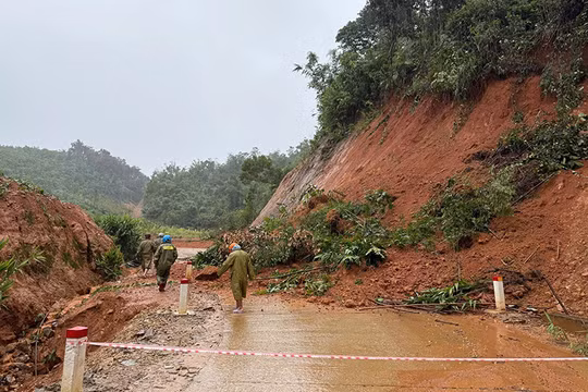 Giao thông trên địa bàn các xã miền núi thành phố Đà Nẵng bị sạt lở nghiêm trọng.