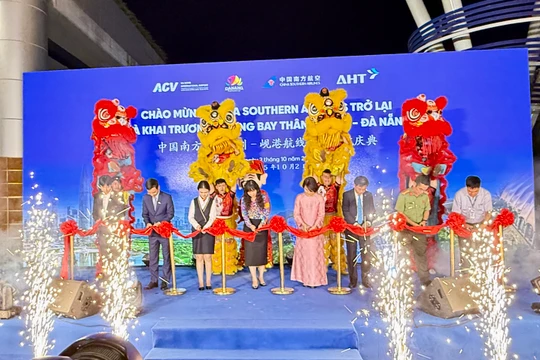 Quang cảnh lễ đón đường bay Đà Nẵng - Thâm Quyến trở lại sau hơn 5 năm gián đoạn.