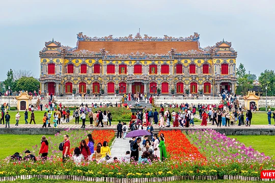 Du khách tham quan Điện Kiến Trung, TP Huế