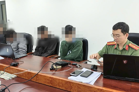 Cơ quan Công an Đà Nẵng lấy lời khai các đối tượng. Ảnh CADN