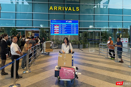 Những hành khách đầu tiên trên chuyến bay của hãng hàng không Scoot Airlines từ Singapore đến Đà Nẵng.