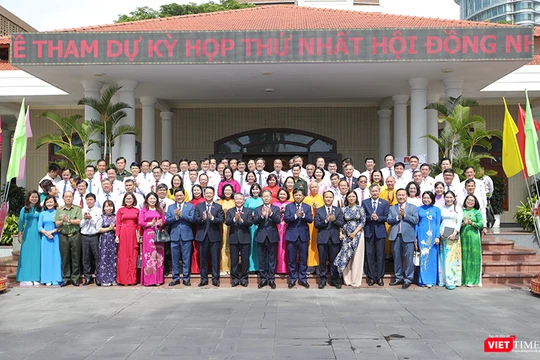 Các đại biểu HĐND TP Đà Nẵng và lãnh đạo Thành uỷ chụp ảnh lưu niệm nhân Kỳ họp đầu tiên của HĐND TP Đà Nẵng sau hợp nhất với Quảng Nam.