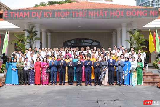 Các đại biểu HĐND TP Đà Nẵng và lãnh đạo Thành uỷ chụp ảnh lưu niệm nhân Kỳ họp đầu tiên của HĐND TP Đà Nẵng sau hợp nhất với Quảng Nam.