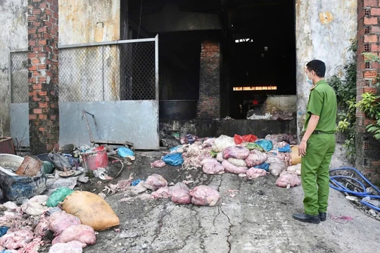 Cơ sở sản xuất mỡ động vật bẩn nằm giữa nghĩa địa thôn Phú Sơn Nam, xã Hoà Tiến, TP Đà Nẵng