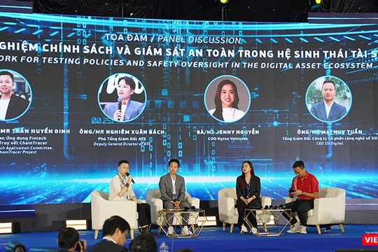 Các diễn giả tham dự phiên toạ đàm mang chủ đề “Khung thử nghiệm chính sách và giám sát an toàn trong hệ sinh thái tài sản số”.