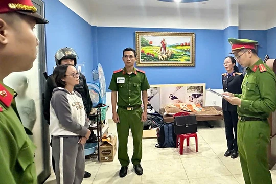 Công an Đà Nẵng tống đạt quyết định khởi tố, bắt tạm giam đối với các đối tượng (Ảnh: Công an cung cấp).