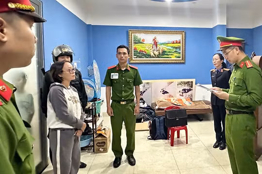 Công an Đà Nẵng tống đạt quyết định khởi tố, bắt tạm giam đối với các đối tượng (Ảnh: Công an cung cấp).