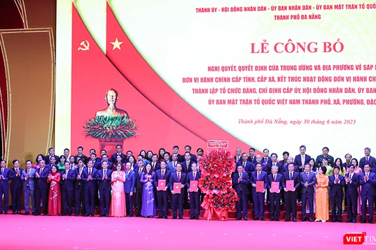 Ông Trần Cẩm Tú, Ủy viên Bộ Chính trị, Thường trực Ban Bí thư trao quyết định và tặng hoa cho các cá nhân trong Ban Thường vụ Thành uỷ Đà Nẵng mới.