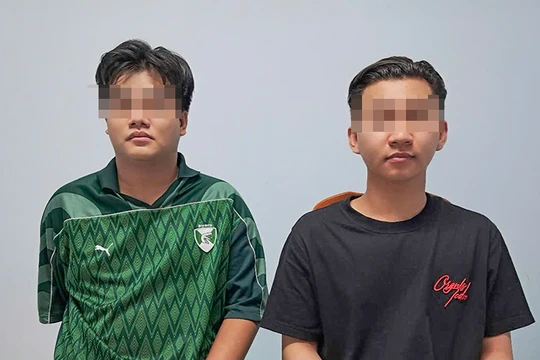 Hai đối tượng Nguyễn Hoàng Khang và Phan Anh Duy tại cơ quan công an. Ảnh Công an cung cấp.