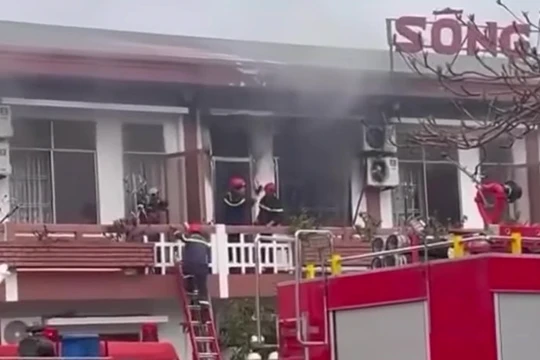 Lực lượng cảnh sát chữa cháy nỗ lực chữa cháy khách sạn sông Hương (quận Thuận Hóa, TP Huế). Ảnh: Nguyên Lê.