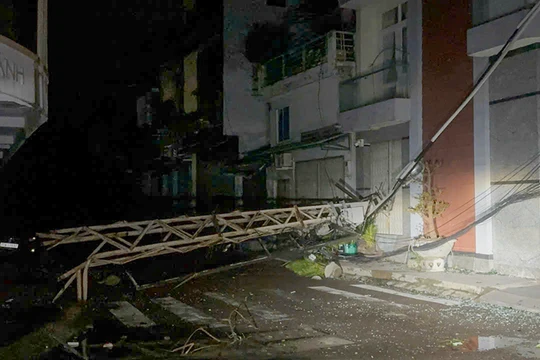 Cột điện thép định hình ở phường Quy Nhơn, tỉnh Gia Lai bị bão số 13 quật gãy.