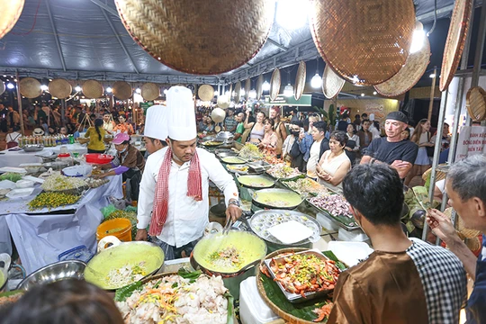 Clip: Du khách thích thú thưởng thức đặc sản bốn phương tại Lễ hội ẩm thực du lịch Đà Nẵng 2025