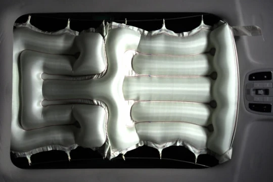 Hyundai đã phát triển thành công túi khí được trang bị ngay trên vị trí cửa sổ trời toàn cảnh.