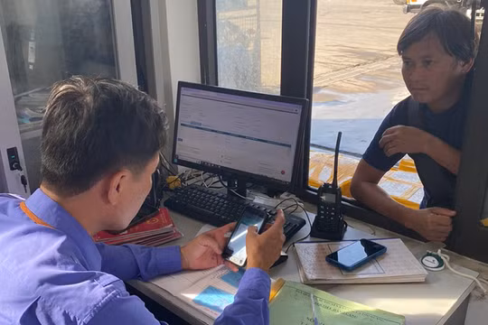 Ngư dân đăng nhập tài khoản ứng dụng eCDT VN (Ảnh NV)