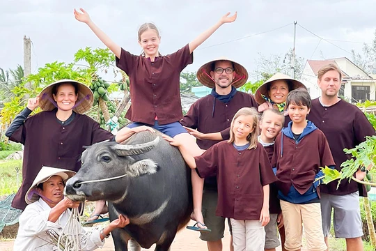Du khách nước ngoài hứng thú trải nghiệm tại Làng rau TRà Quế