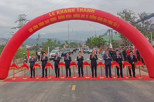 Sáng 30/1, UBND TP Đà Nẵng chính thức đưa 3 tuyến giao thông trọng điểm gồm: Tuyến ĐT 601, ĐH 2 và đường vành đai phía Tây 2 vào vận hành, khai thác.