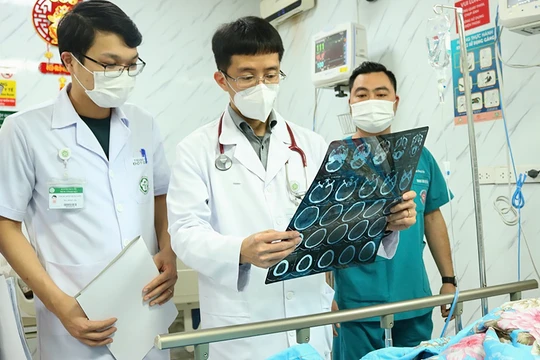 PGS.TS. Mai Duy Tôn - Giám đốc Trung tâm Đột quỵ, Bệnh viện Bạch Mai (đứng giữa) đang thăm khám cho bệnh nhân