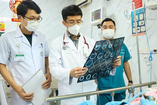 PGS.TS. Mai Duy Tôn - Giám đốc Trung tâm Đột quỵ, Bệnh viện Bạch Mai (đứng giữa) đang thăm khám cho bệnh nhân