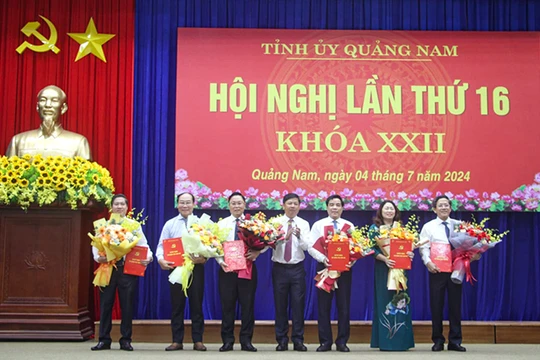 Bí thư Tỉnh uỷ Quảng Nam Lương Nguyễn Minh Triết (đứng giữa) tặng hoa chúc mừng các cá nhân