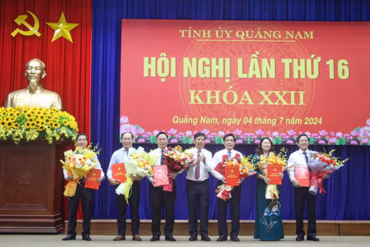 Bí thư Tỉnh uỷ Quảng Nam Lương Nguyễn Minh Triết (đứng giữa) tặng hoa chúc mừng các cá nhân