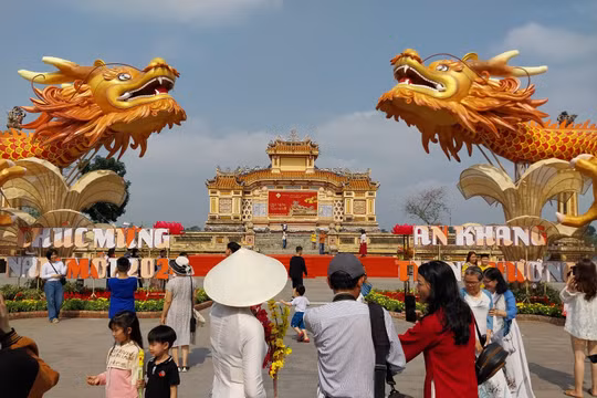 Người dân và du khách đổ về các tuyến đường được trang trí để du xuân trong ngày cuối tuần 4/2